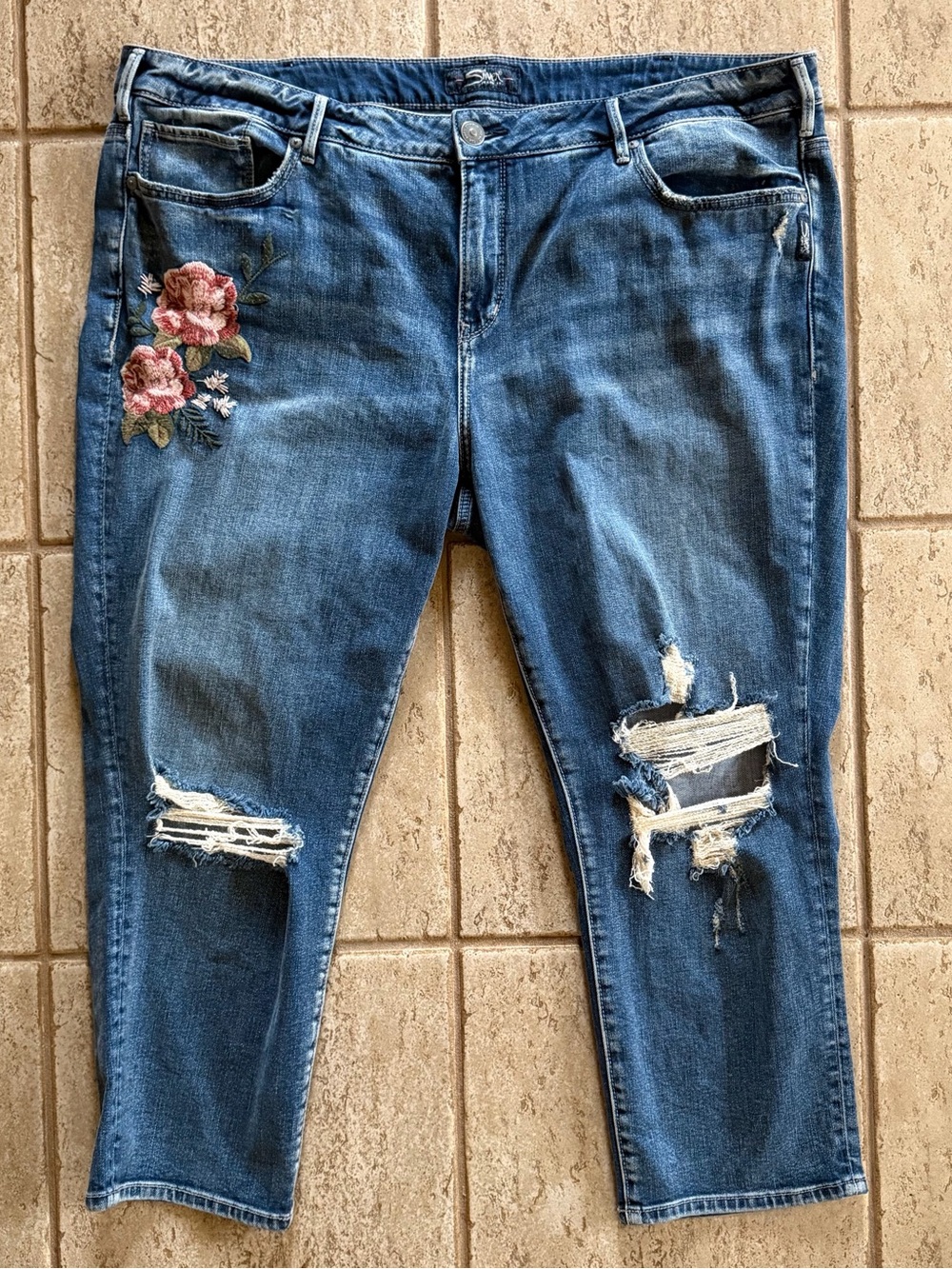 Silver Jeans Mazy Slim Crop 22/25 Distressed Floral‎ Embroidered Capri Med Wash